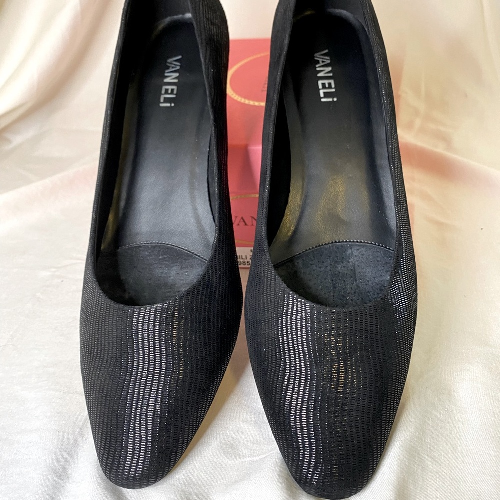 NEW IN BOX- Van Eli pump- Black Astyr  Black Miniliz in hard to find 10 1/2 SLIM